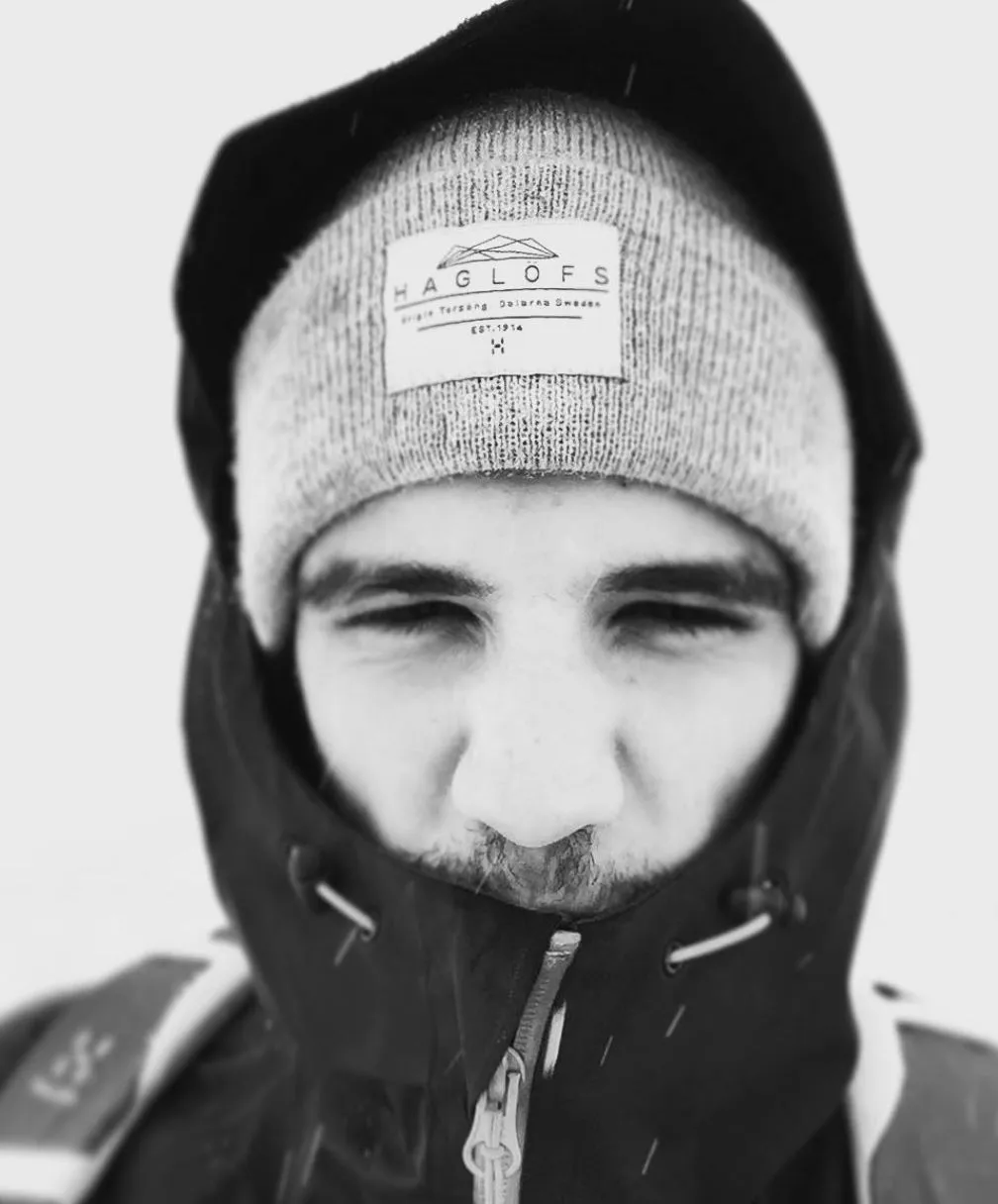 Kim Lukas Tobler im Porträt, draußen mit Mütze
